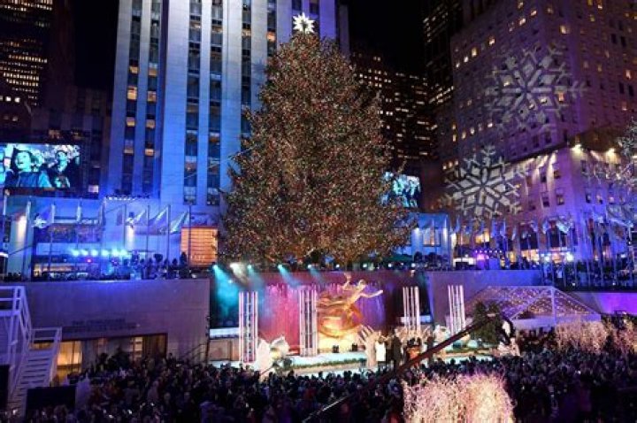 30 Rockefeller Tree Lighting 2018 — PICS – Hollywood Life