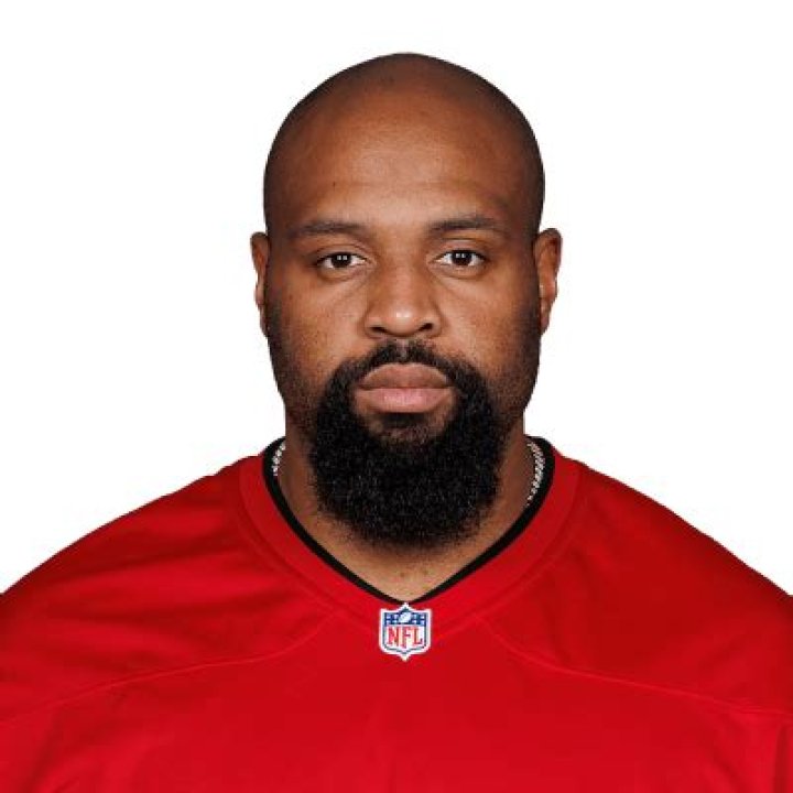 Akiem Hicks NFL Stats, Contract, and Salary; Who is his wife?