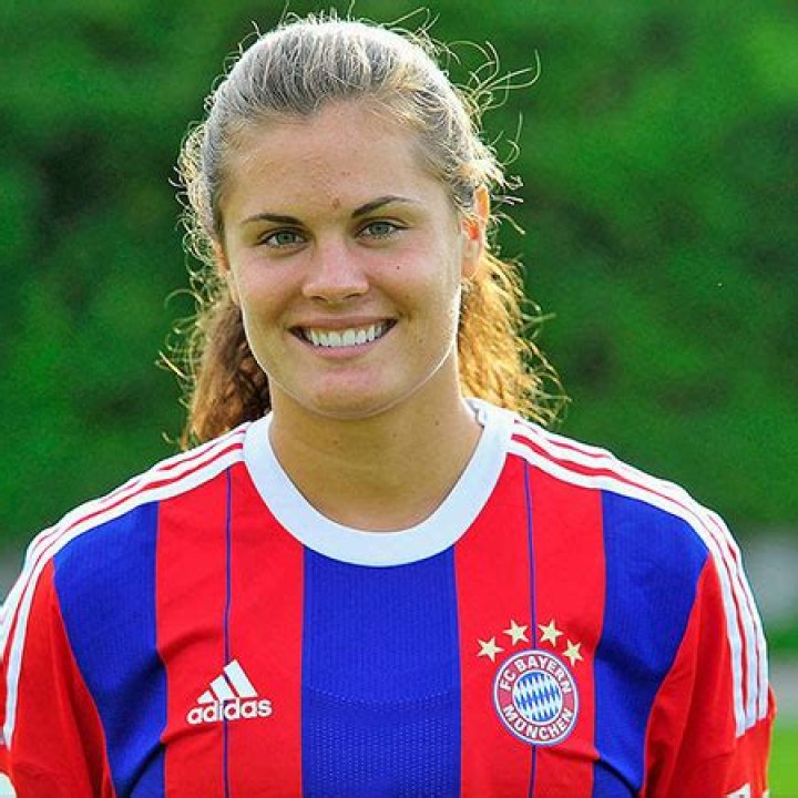 American Soccer Player Katie Stengel Bio, salary, net worth, career, relationship, Boyfriend, Facts