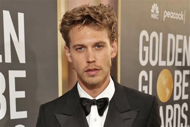 
Austin Butler Wishes Fellow Elvis Actor Jacob Elordi ‘All the Best’ on Golden Globes 2023 Red Carpet 