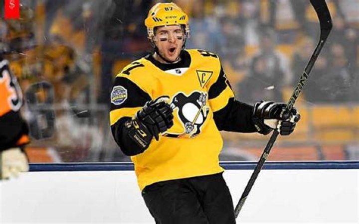 
Canadian Ice Hockey Player Sidney Crosby Earns Huge Salary and Net Worth; Know hos is His House