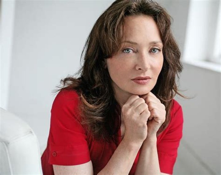 Catherine Lloyd Burns - Bio, Age, Wiki, Facts and Family