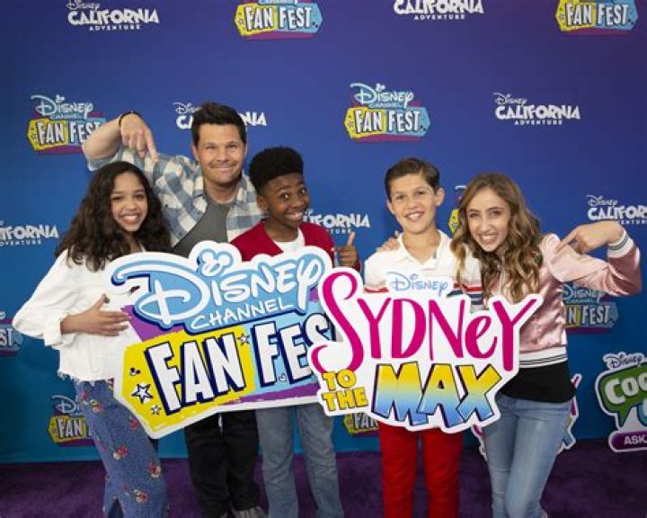 Christian J. Simon Reveals 5 Secrets from Filming “Sydney to the Max” – Celeb Secrets
