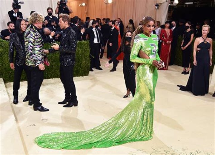 Ciara’s Met Gala 2021 Dress Pays Tribute To Russell Wilson – Hollywood Life