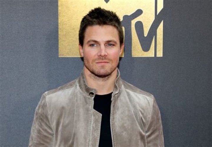 Does Stephen Amell Do His Own Stunts?