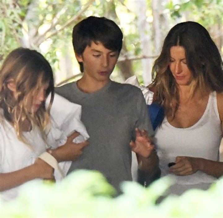 Gisele Bundchen’s Bikini Paddleboarding With Joaquim Valente: Photos – Hollywood Life