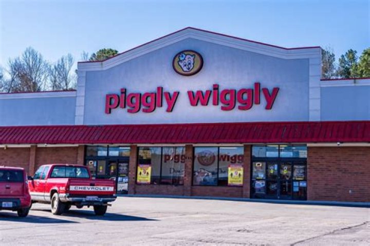 Grocery Stores, Including Walmart and Piggly Wiggly, Are Closing Locations