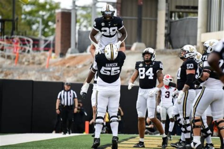 Gunnar Hansen Net Worth | Celebrity Net Worth