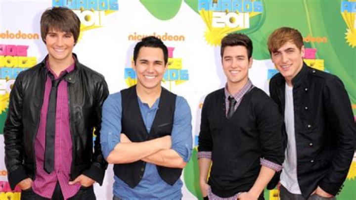 Guys Reunite To Perform ‘Worldwide’ – Hollywood Life