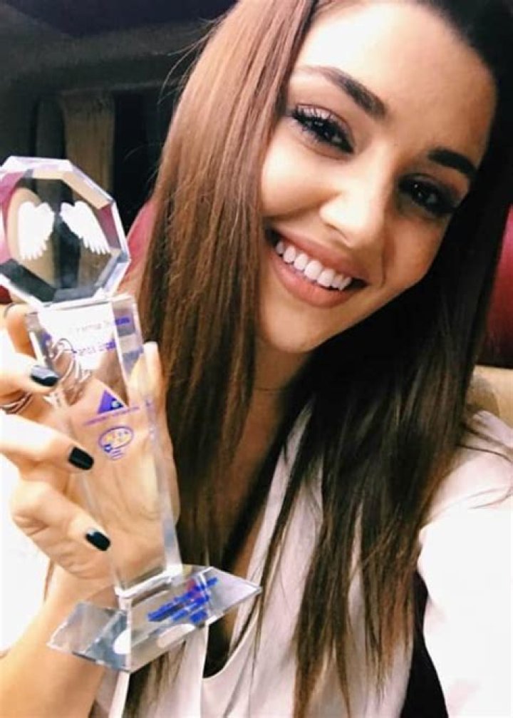 Hande Erçel Height, Weight, Age, Boyfriend, Family, Facts, Biography