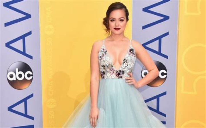 Hayley Orrantia Talks Balancing Both THE GOLDBERGS and Country Career – Celeb Secrets