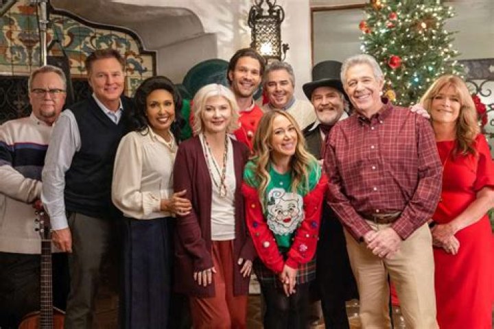 Haylie Duff Gushes Over ‘The Brady Bunch’ Stars In ‘Blending Christmas’ – Hollywood Life