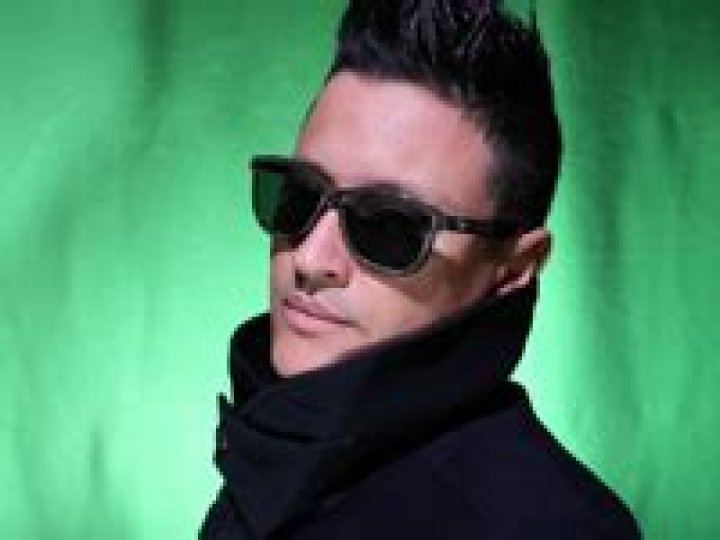 Hire Elvis Crespo for a Corporate Event or Performance Booking.