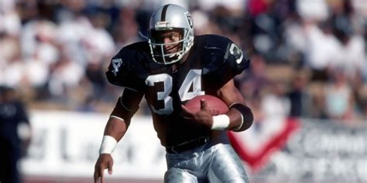 
How Much is Bo Jackson's Net Worth in 2018?Know in Detail about his Salary, Career and Awards