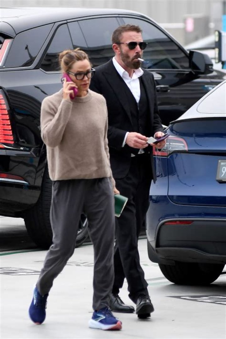 Jennifer Garner & Ben Affleck Share Coffee & Friendly Conversation On Stroll In LA — Pics