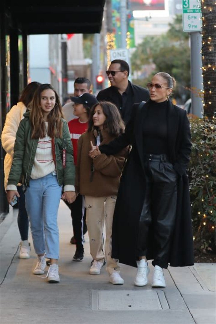 Jennifer Lopez & Alex Rodriguez Shop With The Kids During Black Friday – Hollywood Life
