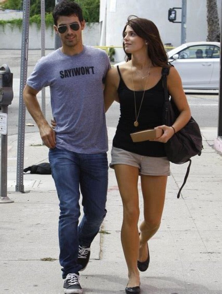 Joe Jonas Height, Weight, Age, Girlfriend, Family, Facts, Biography