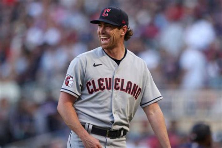 Johnny Cueto, Biography, salary, net worth, contract, market worth, MLB, Baseball, pitcher, outfielder, Caps