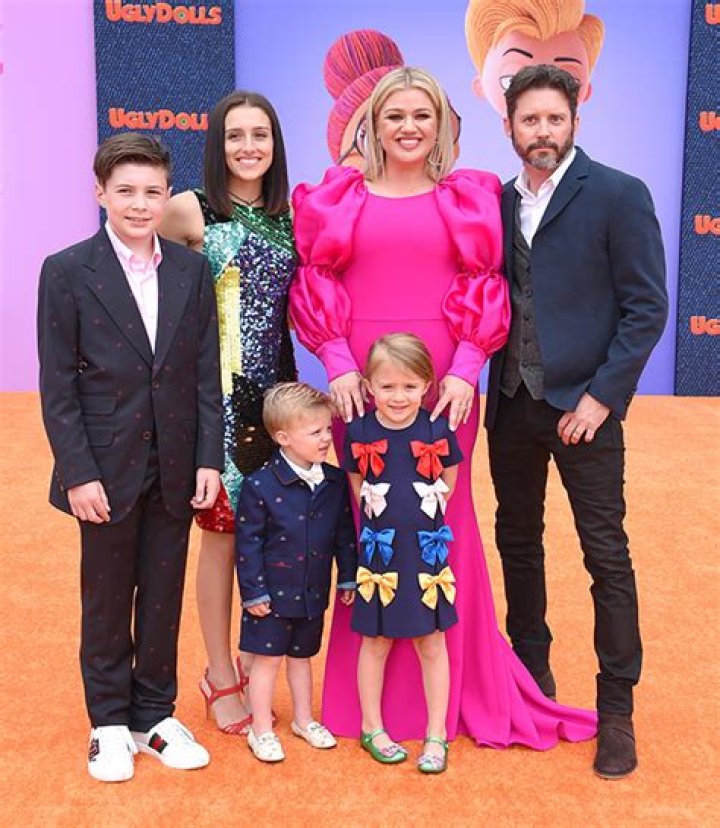 Kelly Clarkson’s Kids River Rose & Remington Alexander Snuggle – Hollywood Life