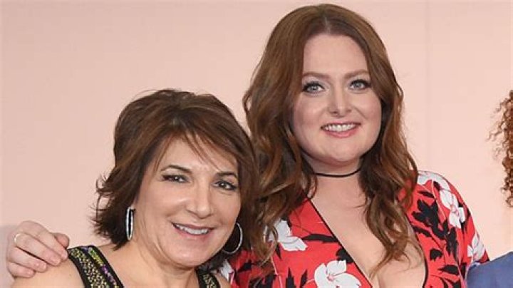 Lauren Ash Talks PCOS & How It Led To Weight Gain & Suicidal Thoughts – Hollywood Life