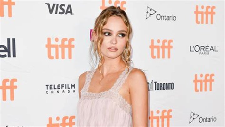 Lily-Rose Depp Kissing Yassine Stein – Photos – Hollywood Life