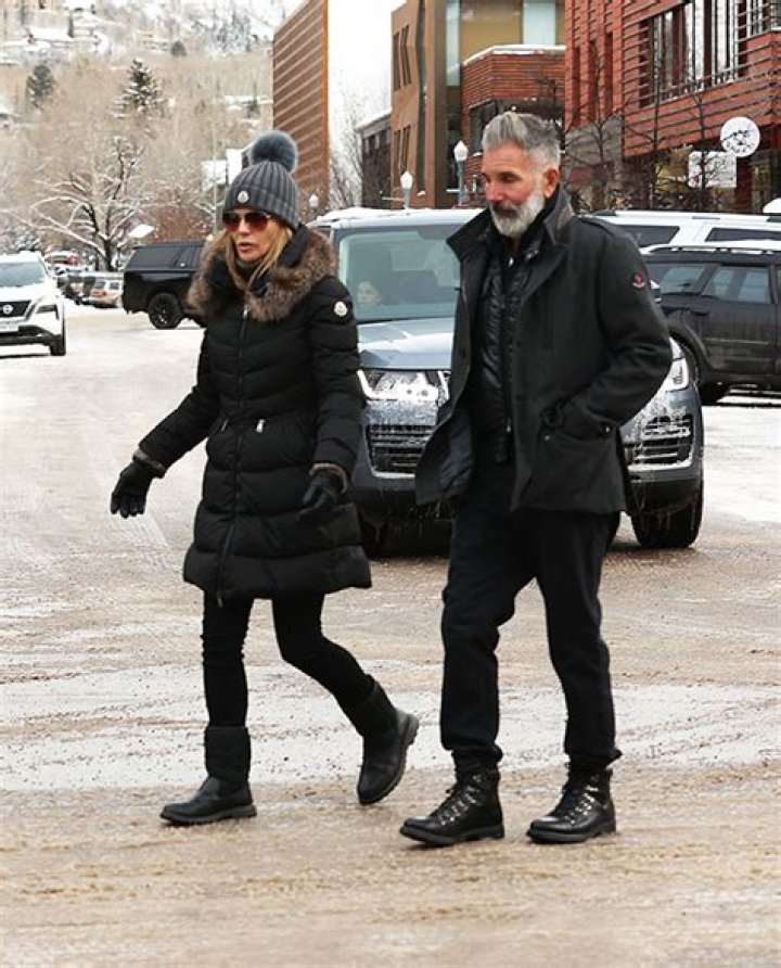 Lori Loughlin & Mossimo Giannulli Go Shopping In Aspen Before NYE – Hollywood Life