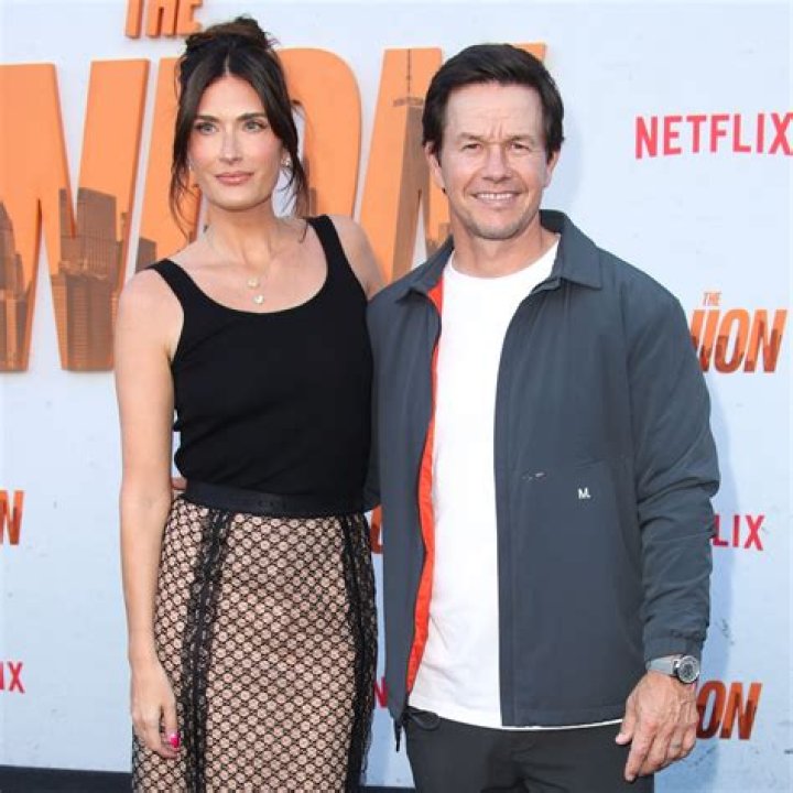 Mark Wahlberg Gives Rhea Durham’s Backside A Playful Smack In Video – Hollywood Life