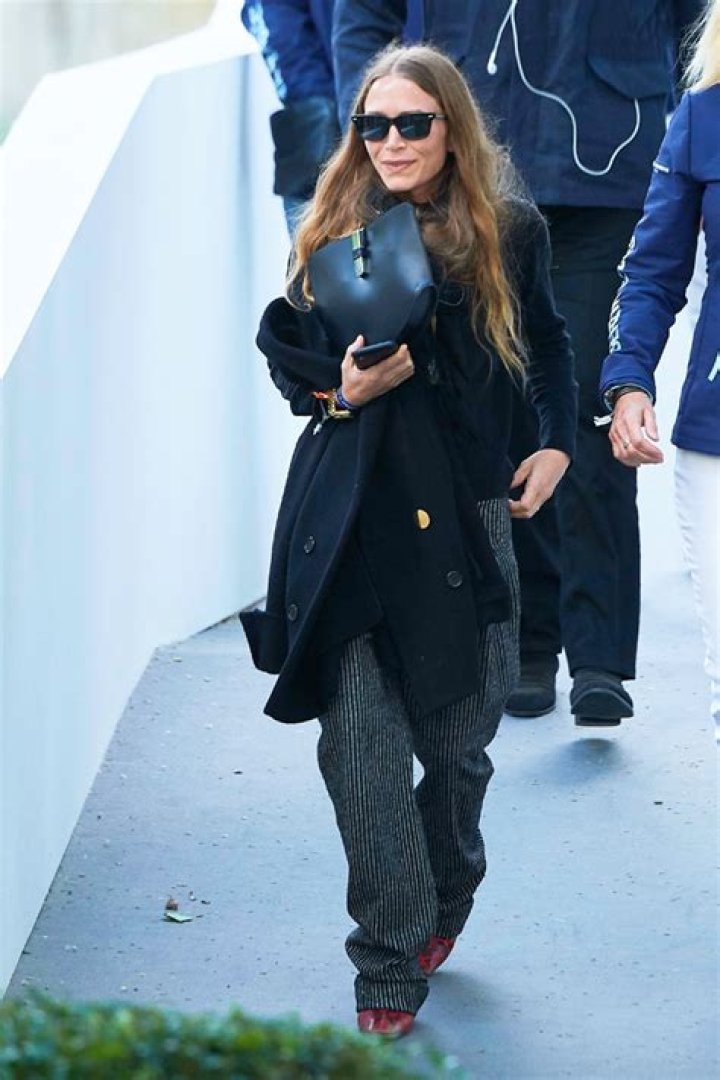 Mary-Kate Olsen Laughs During Drink Date With Friend In New York City – Hollywood Life