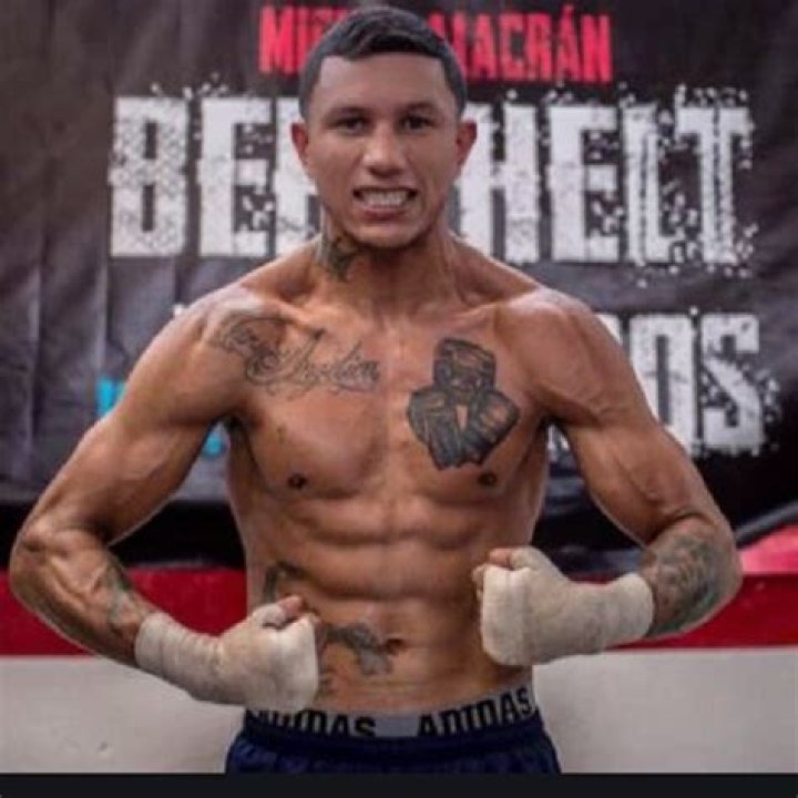 Mexican Boxer Miguel Berchelt Biography (Net worth, Next Fight, Record, Family, Affair, Girlfriend)