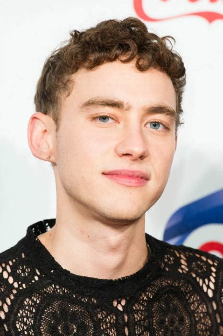 Olly Alexander Height, Weight, Age, Girlfriend, Family, Facts, Biography