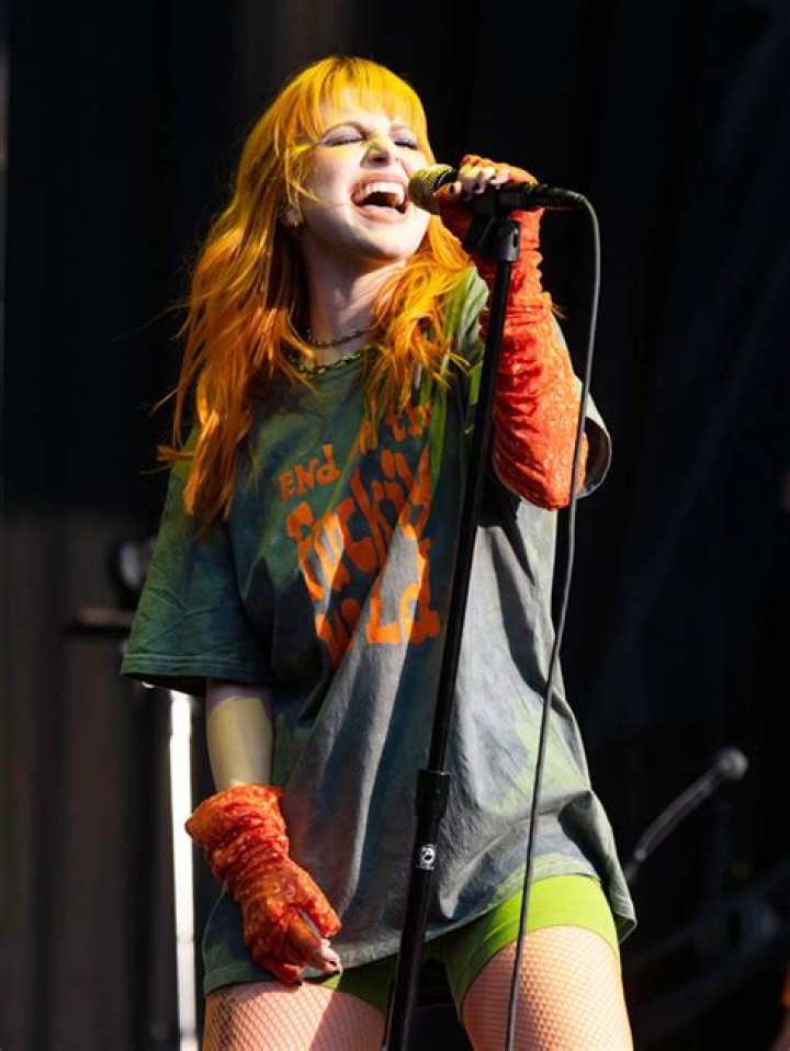 Paramore Cancels Tour As Hayley Williams Battles Lung Infection – Hollywood Life