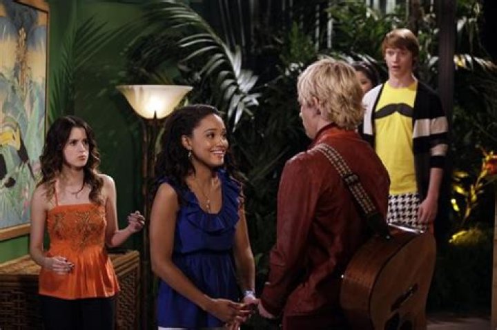 ROSS LYNCH, CALUM WORTHY – Celeb Secrets