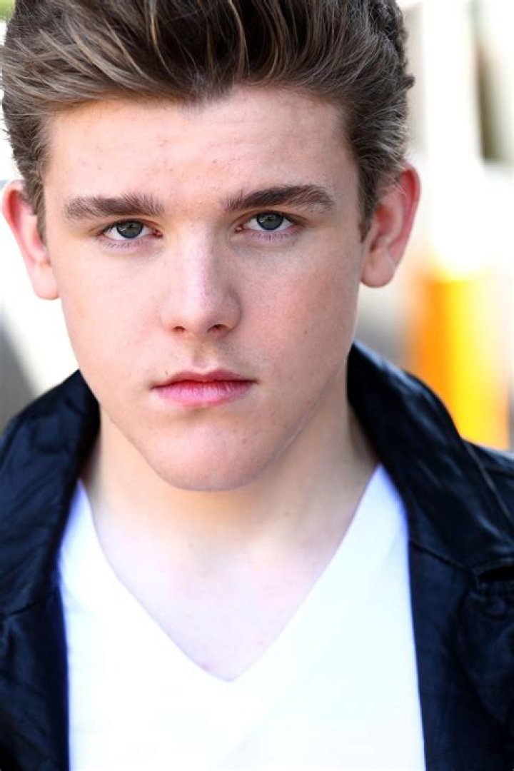 Sean Ryan Fox - Bio, Age, height, Wiki, Facts and Family