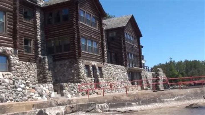 The World's Largest Log Cabin Is Located In Michigan And It's FOR SALE