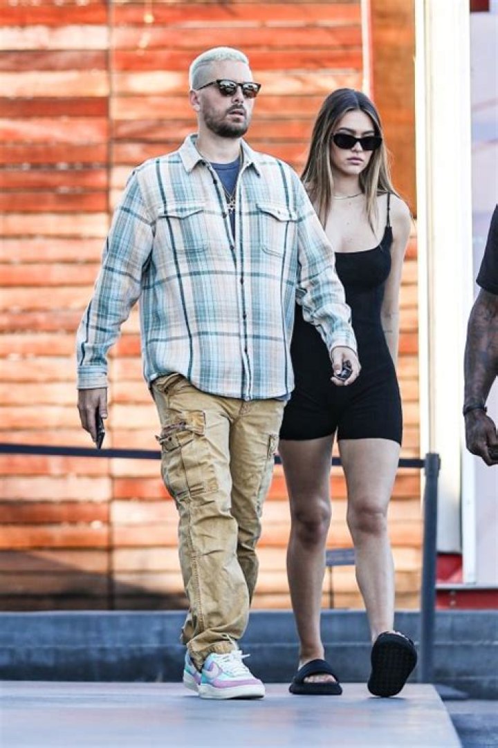 Travis Barker Calls Out Scott Disick & Amelia Hamlin’s Age DIfference – Hollywood Life