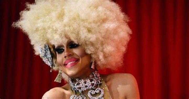 
VIDEO: Young Child Tips Drag Queen with Exposed Fake Breasts at Michigan Bar 