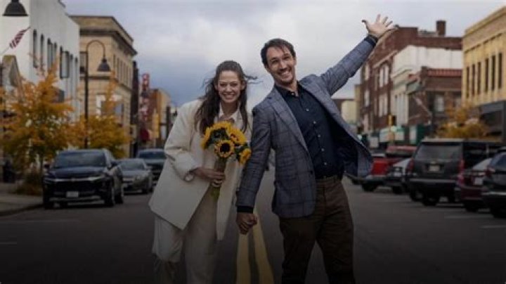 Who is Analeigh Tipton Dating Now?