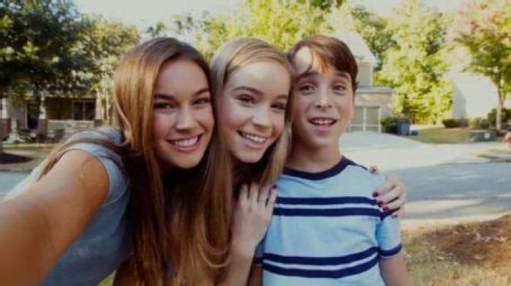 Who is Courtney Lauren Cummings Dating Now