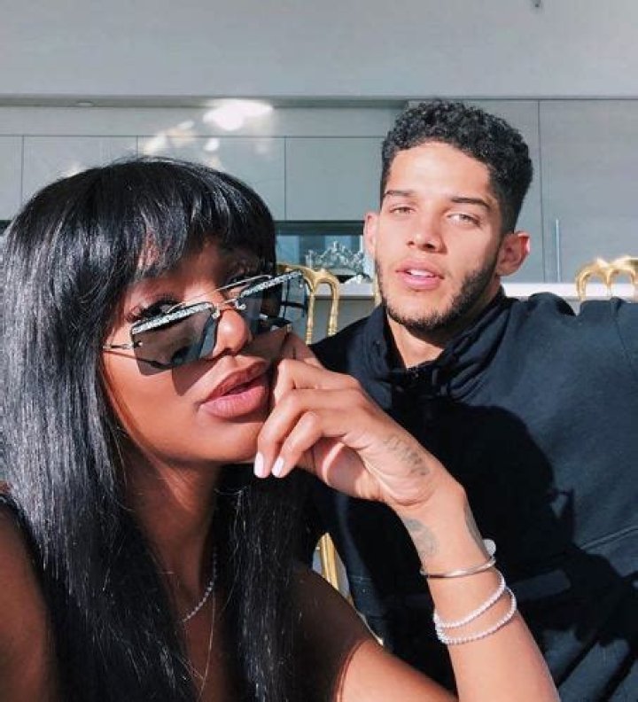 Who is Elisa Johnson Dating Now