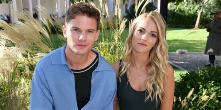 Who is Jeremy Irvine Dating Now