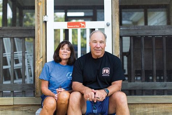 Who is Joe DeLamielleure Dating Now?