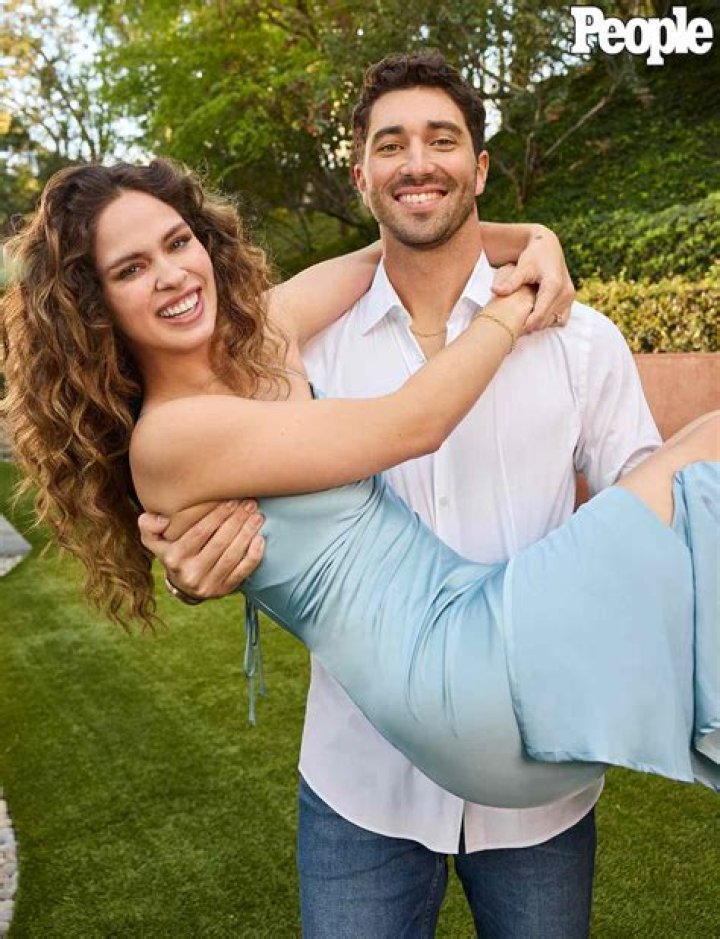 Who is Joey Howard Dating Now?