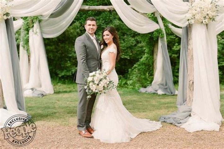 Who is Josh Gracin Dating Now