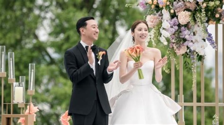 Who is Lee Kyou-hyuk Dating Now