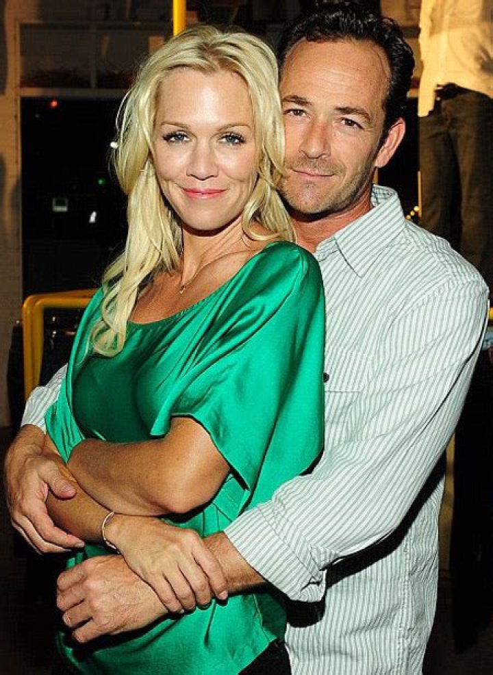 Who is Luke Perry Dating Now?