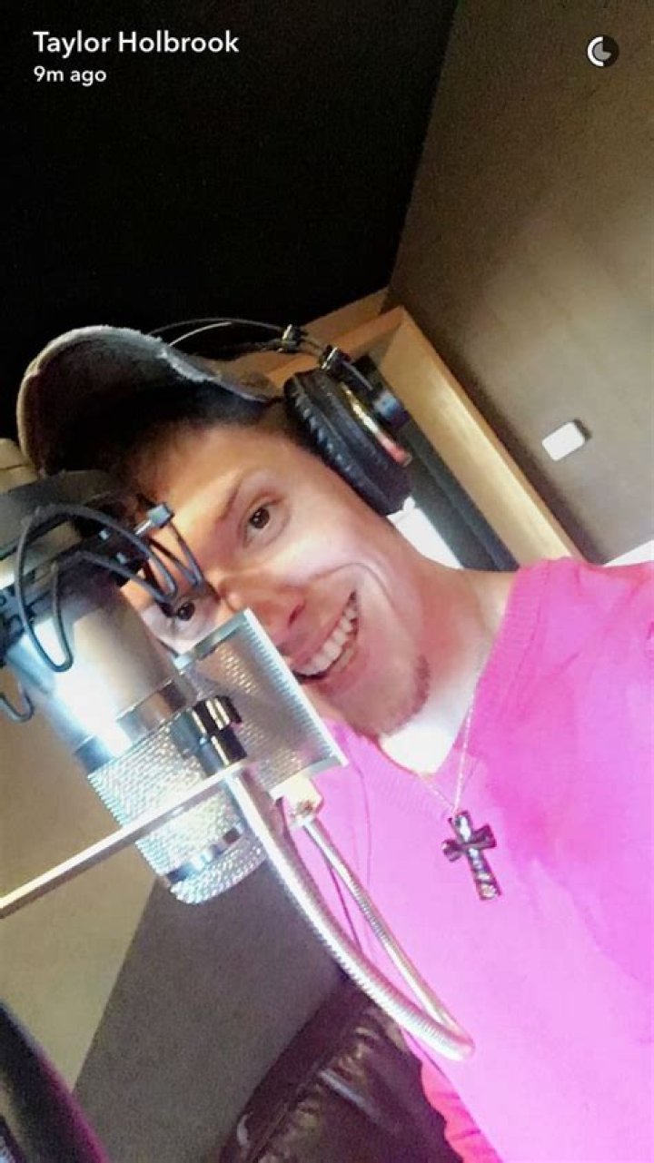 Who is Taylor Ray Holbrook Dating Now