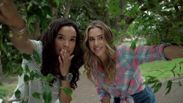 Who is Zoe Robins Dating Now?