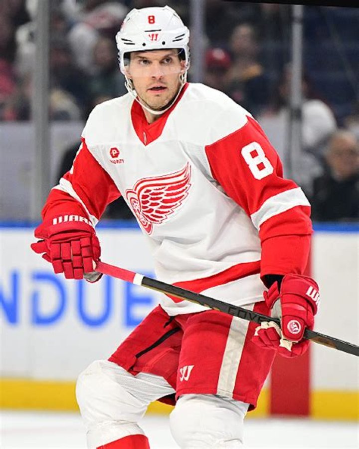 Winnipeg Jets defender Ben Chiarot Bio, salary, net worth, career, cap hits, spouse, wife, Girlfriend, facts, Stats